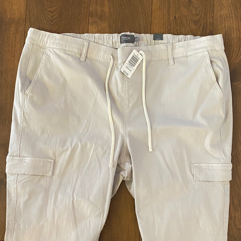 Torrid Pull-On BF Straight Cargo Pants Stone Stretch Twill Size 4 Regular NWT - Picture 3 of 7